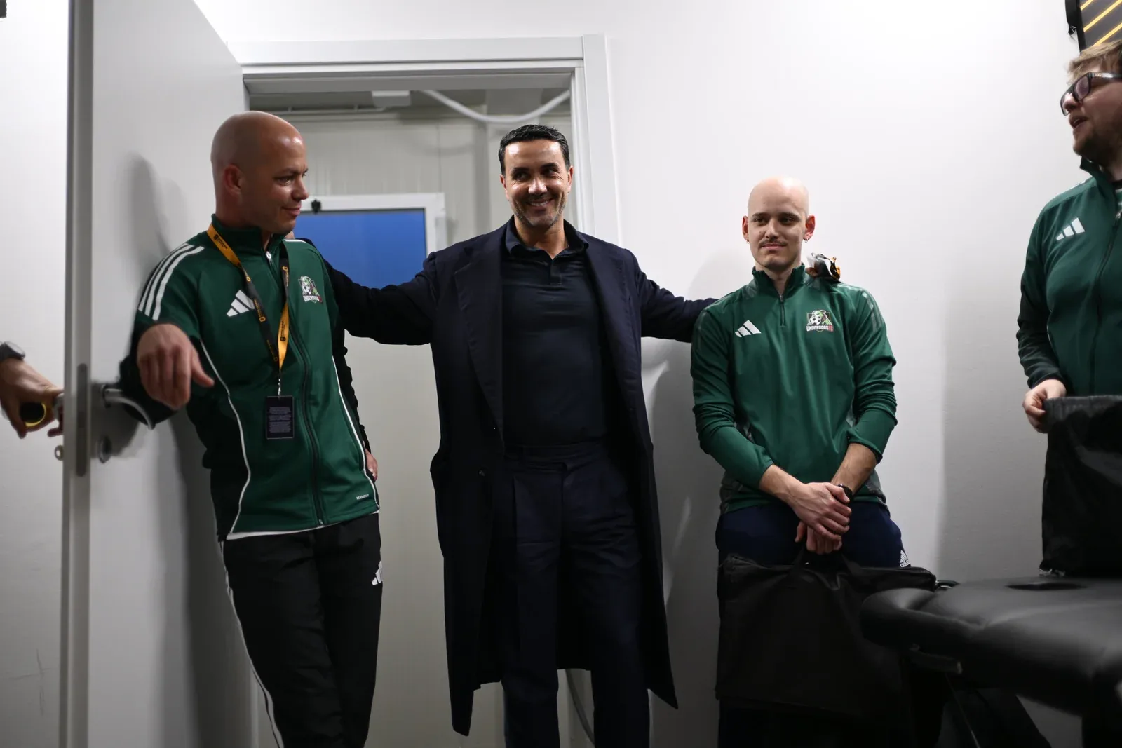 Dario Sibio con lo staff degli Underdogs negli spogliatoi